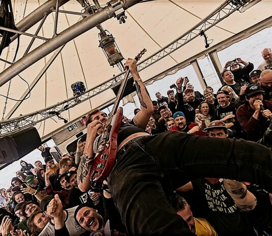 Bilder und Konzertbericht: Booze Cruise Festival 2024 Überyou at Booze Cruise Festival, MS Tonne, Hamburg // by xhighfivesx Tobias Luger