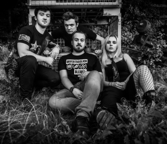 DORFTERROR sagt ‚Kein Fußbreit‘ – mit Sebastian Krumbiegel, Popperklopper, Graupause und mehr Dorfterror