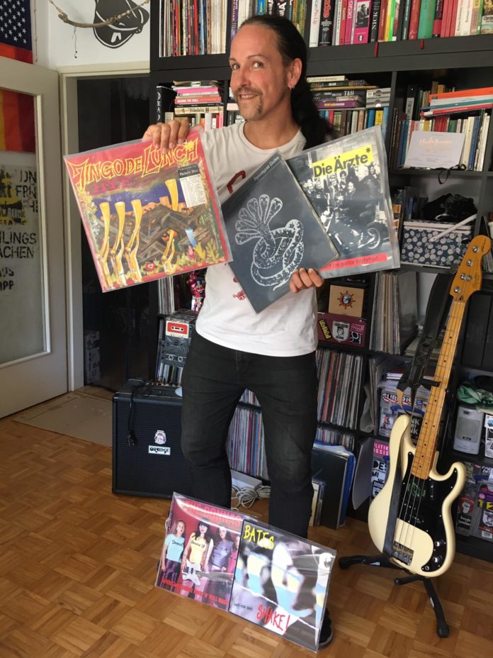 '10 Records Worth To Die For' mit Mikki Sixx (Stuhl)