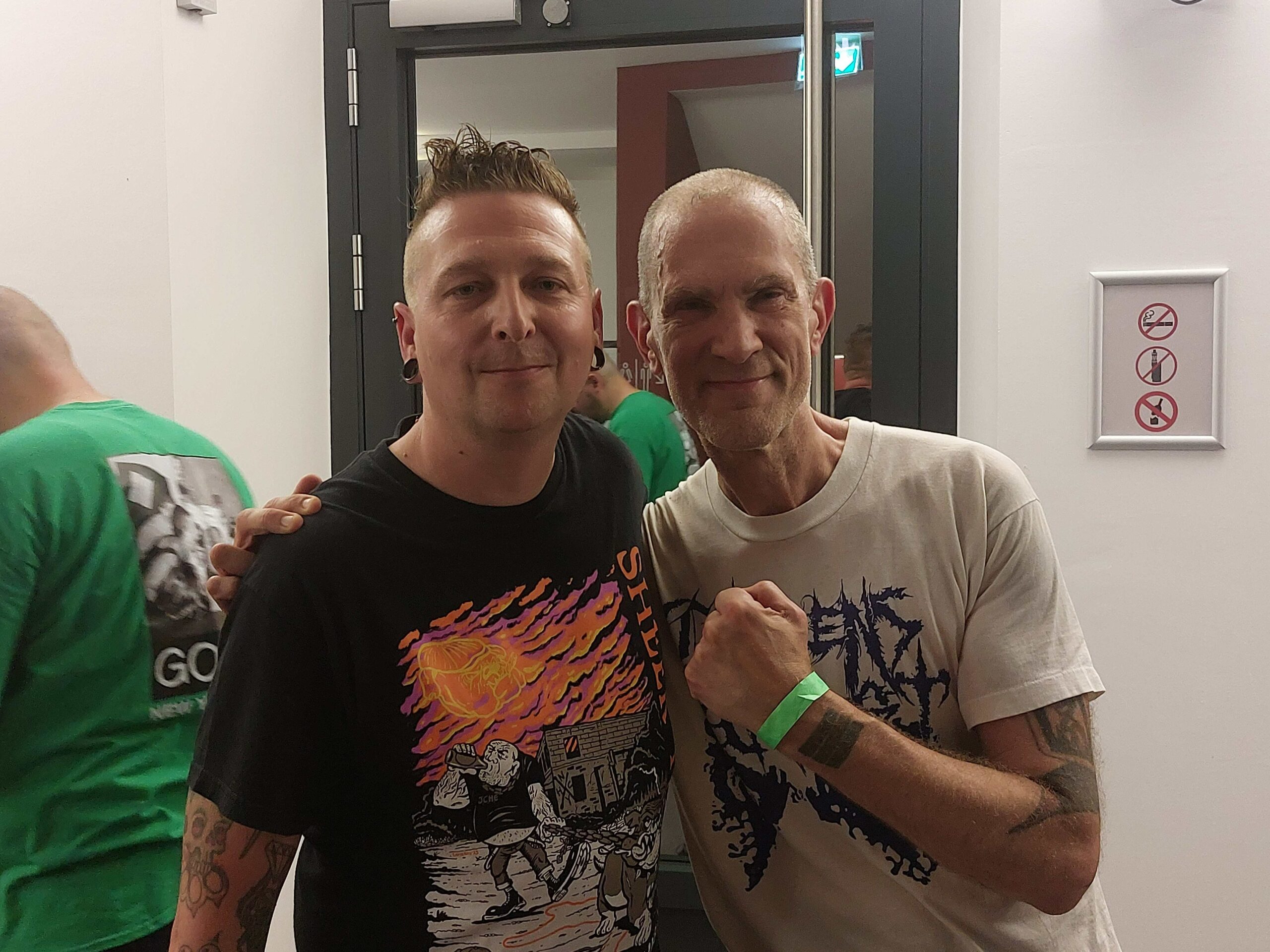 Mike Bullshit (rechts) mit irgend so einem komischen Typen