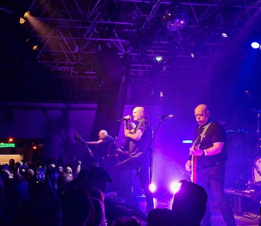 Konzertbericht: Cock Sparrer und Emscherkurve 77 am 06. 12. 2025 im Zakk Düsseldorf Cock Sparrer - Live @ Zakk Düsseldorf (2025)