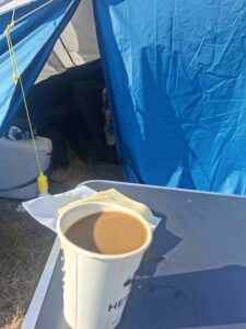 Der Kaffee misst die Steilheit des Hanges.