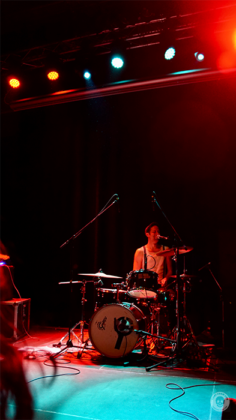 Schlagzeuger am Drum Set.