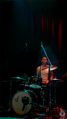 Schlagzeuger am Drum Set.