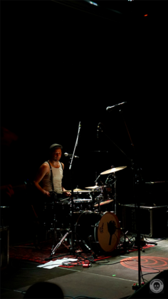 Schlagzeuger am Drum Set.