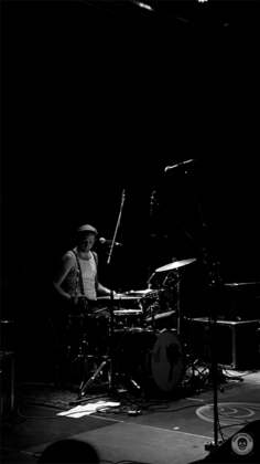 Schlagzeuger am Drum Set.