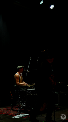 Schlagzeuger am Drum Set.