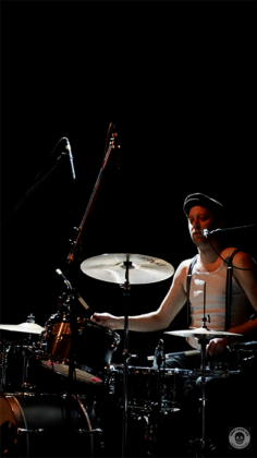 Schlagzeuger am Drum Set.
