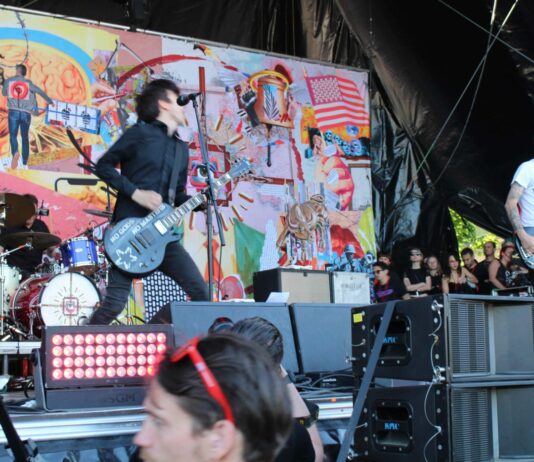 Chris Nr. 2 (e-Anti-Flag) entschuldigt sich für den Umgang mit den Vergewaltigungsvorwürfen gegen Justin Sane Anti-Flag