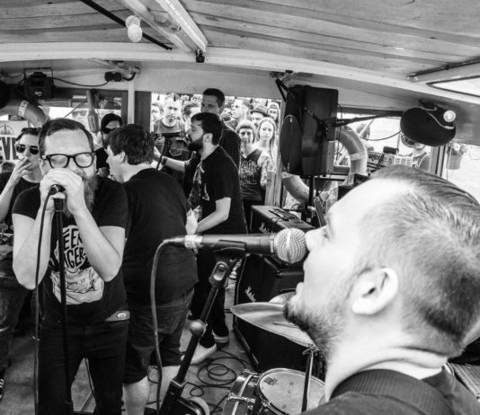 Das BOOZE CRUISE Festival in Hamburg mit Iron Chic, All Aboard! und vielen mehr