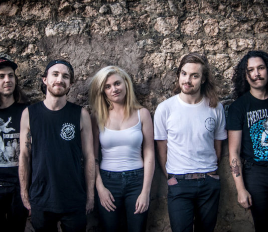 CLOWNS mit neuem Video „I Shaved My Legs For You“