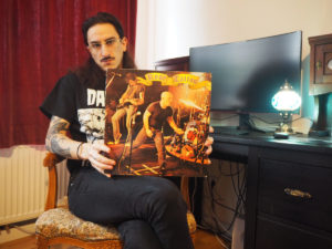 Deluminator-Sänger Tariq mit Rose Tattoo-Platte