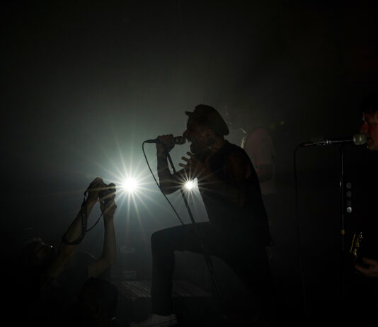 Bilder & Bericht: DONOTS & AKNE KID JOE in München am 21.04.23