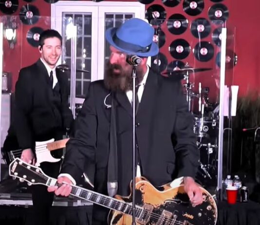 OPERATION IVY Mini-Reunion: Jesse Michaels & Tim Armstrong spielen „Sound System“ Video-Screenshot