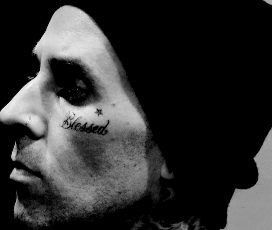 Travis Barker verröffentlicht Hardcore-Punk-Song “Dues Paid“ Travis Barker (Photo by Adam DeGross)