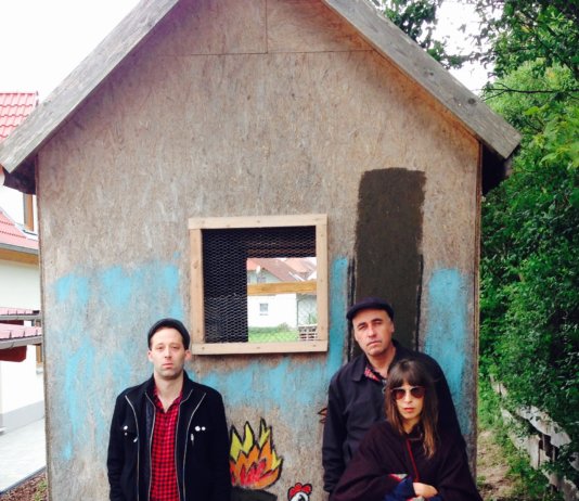 Interview: ACHT EIMER HÜHNERHERZEN über ihr „album“ und Gummistiefelweitwurf