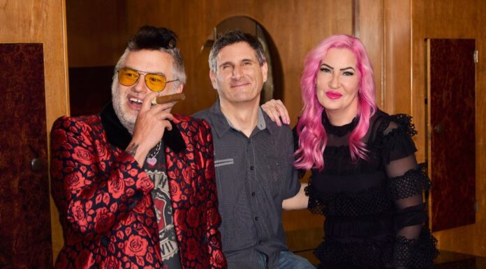 Fat Mike, Louis Posen und Erin Kelly-Burkett von Fat Wreck und Hopeless Records. (Photo by Jonathan Weiner) Fat Mike, Louis Posen und Erin Kelly-Burkett von Fat Wreck und Hopeless Records. (Photo by Jonathan Weiner)