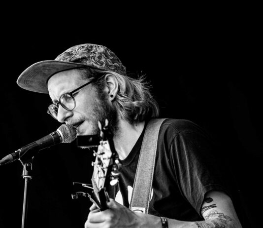 Flo LeBeau veröffentlicht neuen Song “Give Me Some P.M.A.“ Flo LeBeau (Photo by Manuela Haltiner)