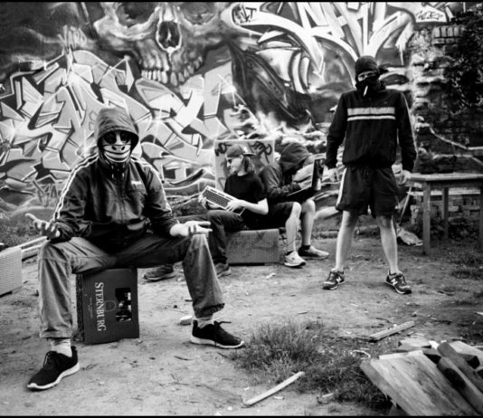 WAVING THE GUNS mit neuem Musikvideo „Identifikationsfigur“